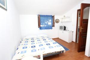 Postel nebo postele na pokoji v ubytování Apartments with a parking space Okrug Gornji, Ciovo - 1107