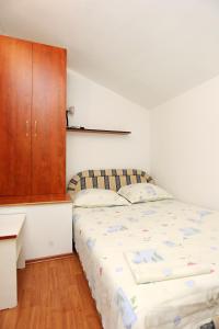 Postel nebo postele na pokoji v ubytování Apartments with a parking space Okrug Gornji, Ciovo - 1107