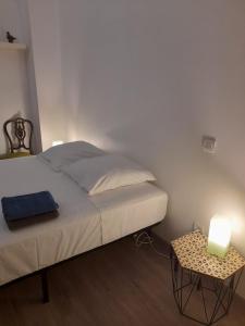 um quarto com uma cama e uma vela sobre uma mesa em B&B Chez Odile em Mirabel