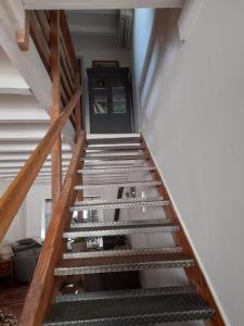 un escalier dans une maison avec une porte noire dans l'établissement B&B Chez Odile, à Mirabel