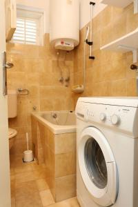 y baño pequeño con lavadora. en Apartments by the sea Okrug Gornji, Ciovo - 1111 en Trogir