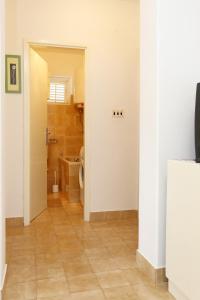Habitación con baño con aseo y pasillo. en Apartments by the sea Okrug Gornji, Ciovo - 1111 en Trogir