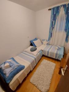 dos camas sentadas una al lado de la otra en un dormitorio en Apartments by the sea Mavarstica, Ciovo - 1120 en Trogir