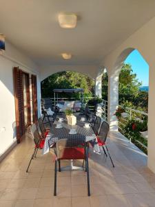 patio con mesa y sillas en el balcón en Apartments by the sea Mavarstica, Ciovo - 1120 en Trogir
