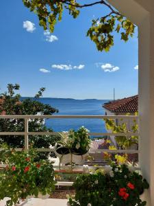 - Balcón con vistas al océano en Apartments by the sea Mavarstica, Ciovo - 1120 en Trogir