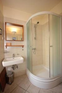 La salle de bains est pourvue d'une douche et d'un lavabo. dans l'établissement Seaside holiday house Komiza, Vis - 3469, à Komiža