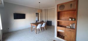 a room with a table and chairs and a tv at Azul Alvear Suites in Azul