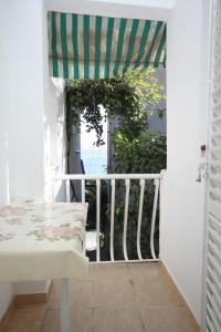 Balkón alebo terasa v ubytovaní Seaside secluded apartments Cove Smokvina, Hvar - 4036