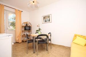 cocina y comedor con mesa y sillas en Apartments with a parking space Hvar - 4004, en Hvar