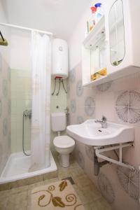 y baño con lavabo, aseo y ducha. en Apartments with a parking space Hvar - 4004, en Hvar