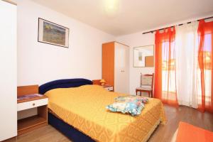 1 dormitorio con cama, escritorio y ventana en Apartments with a parking space Hvar - 4004, en Hvar