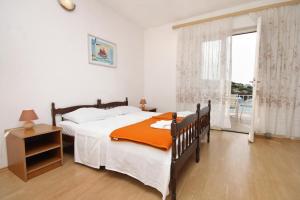 Ένα ή περισσότερα κρεβάτια σε δωμάτιο στο Seaside apartments with a swimming pool Molunat, Dubrovnik - 3544 +60 φωτογραφίες