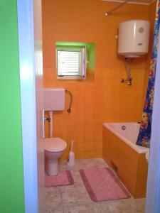 Kúpeľňa v ubytovaní Apartments by the sea Zubovici, Pag - 4125