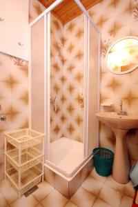 a bathroom with a mirror and a sink at Apartments and rooms by the sea Mandre, Pag - 3557 in Kolan