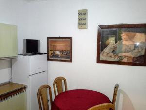 uma cozinha com uma mesa e um frigorífico em Apartment Zubovici 4125d em Zubovići