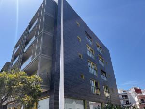 un edificio con facciata in vetro di Casa Canleyy a Los Llanos de Aridane