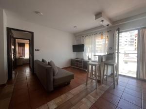 Casa Canleyy في لوس يانوس دي أريداني: غرفة معيشة مع أريكة وطاولة
