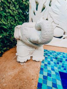 a statue of an elephant standing next to a tile floor at Summer House Inn San Andres in San Andrés
