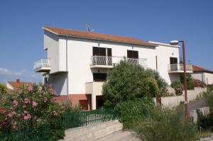 een wit huis met balkons en een hek bij Apartment Zablace 4251d in Zablaće