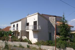 een wit huis met balkons aan de zijkant bij Apartment Zablace 4251d in Zablaće