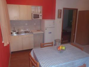 una cocina con una mesa con un bol de fruta. en Apartment Zablace 4251d, en Zablaće