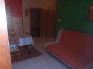 een woonkamer met een bank en een tafel bij Apartment Zablace 4251d in Zablaće