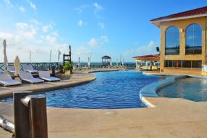 Bazén v ubytování All Ritmo Cancun Resort & Water Park nebo v jeho okolí