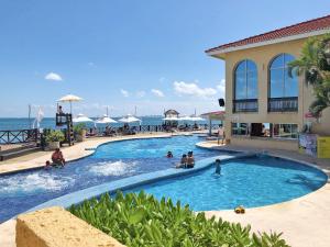 Bazén v ubytování All Ritmo Cancun Resort & Water Park nebo v jeho okolí