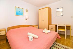 Postel nebo postele na pokoji v ubytování Apartment Tvrdni Dolac 4008c