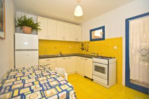 Kuchyň nebo kuchyňský kout v ubytování Apartment Tvrdni Dolac 4008c