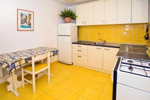 Kuchyň nebo kuchyňský kout v ubytování Apartment Tvrdni Dolac 4008c + 31 fotografií