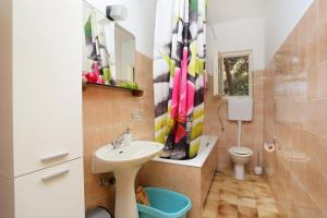 ein Badezimmer mit Waschbecken und Toilette in der Unterkunft Apartments by the sea Balica Rat, Omis - 1065 in Omiš + 38 Fotos