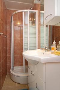 Kúpeľňa v ubytovaní Apartments by the sea Molunat, Dubrovnik - 2137