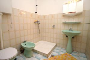 Kúpeľňa v ubytovaní Apartments by the sea Molunat, Dubrovnik - 2137