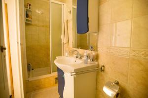 uma casa de banho com um lavatório e um chuveiro em Apartments by the sea Molunat, Dubrovnik - 2137 em Molunat