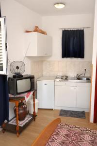 Kuchyňa alebo kuchynka v ubytovaní Apartments by the sea Molunat, Dubrovnik - 2137
