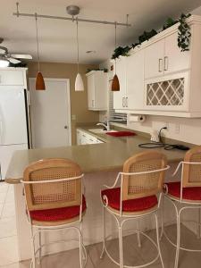uma cozinha com duas cadeiras e uma bancada em Heated Pool Paradise, Gulf Access, Pet Friendly em Port Charlotte