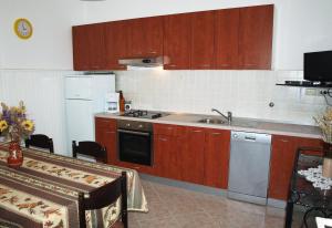 Kuchyň nebo kuchyňský kout v ubytování Apartment Supetarska Draga - Donja 2020a + 18 fotografií