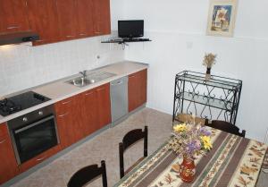 Kuchyň nebo kuchyňský kout v ubytování Apartment Supetarska Draga - Donja 2020a