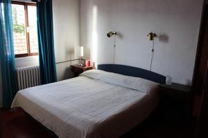 - une chambre avec un lit blanc et une fenêtre dans l'établissement Apartments by the sea Seget Vranjica, Trogir - 2037, à Trogir