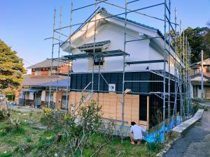 uma casa a ser construída com andaimes à sua volta em Echizen Guesthouse TAMADA em Fukui