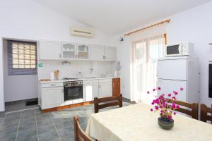 Kuchyňa alebo kuchynka v ubytovaní Apartments by the sea Sevid, Trogir - 2044 + 13 fotografií