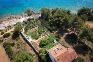 una vista aérea de una casa junto al océano en Apartments by the sea Zavala, Hvar - 2061, en Zavala
