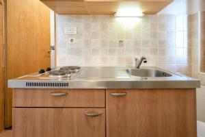 una cocina con fregadero y encimera en Apartments by the sea Zavala, Hvar - 2061, en Zavala 26 fotos más