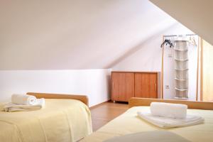 um quarto com duas camas e uma escada em Studio Zavala 2061a em Zavala