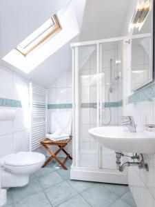 uma casa de banho branca com um lavatório e um WC em Studio Zavala 2061a em Zavala