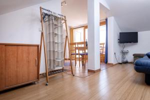 uma sala de estar com uma cozinha e uma sala de jantar em Studio Zavala 2061a em Zavala