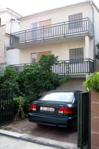 un coche negro estacionado frente a una casa en Apartments with a parking space Trogir - 2046 en Trogir