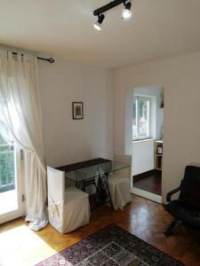 sala de estar con mesa de cristal y silla en Apartments with a parking space Trogir - 2046 en Trogir