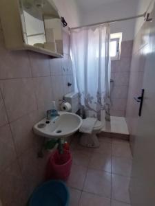 W łazience znajduje się umywalka, toaleta i prysznic. w obiekcie Apartments with a parking space Jelsa, Hvar - 2059 w mieście Jelsa